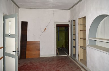 <p>Overzicht van het vertrek linksachter op de verdieping van Oudestraat 36, met links de in 1932 geplaatste binnenwand met paneeldeur (Bruynzeel). rechts(voor) op de foto inbouwkasten. </p>
